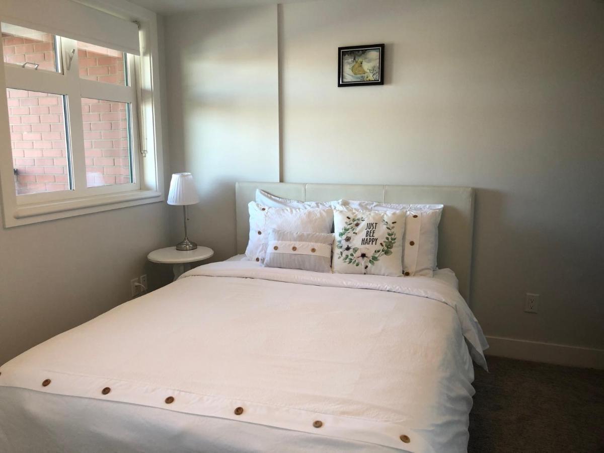 Amicable, Cozy, High Speed Internet, Sleeps 2 Riverview Downtown Apartment คาลการี ภายนอก รูปภาพ