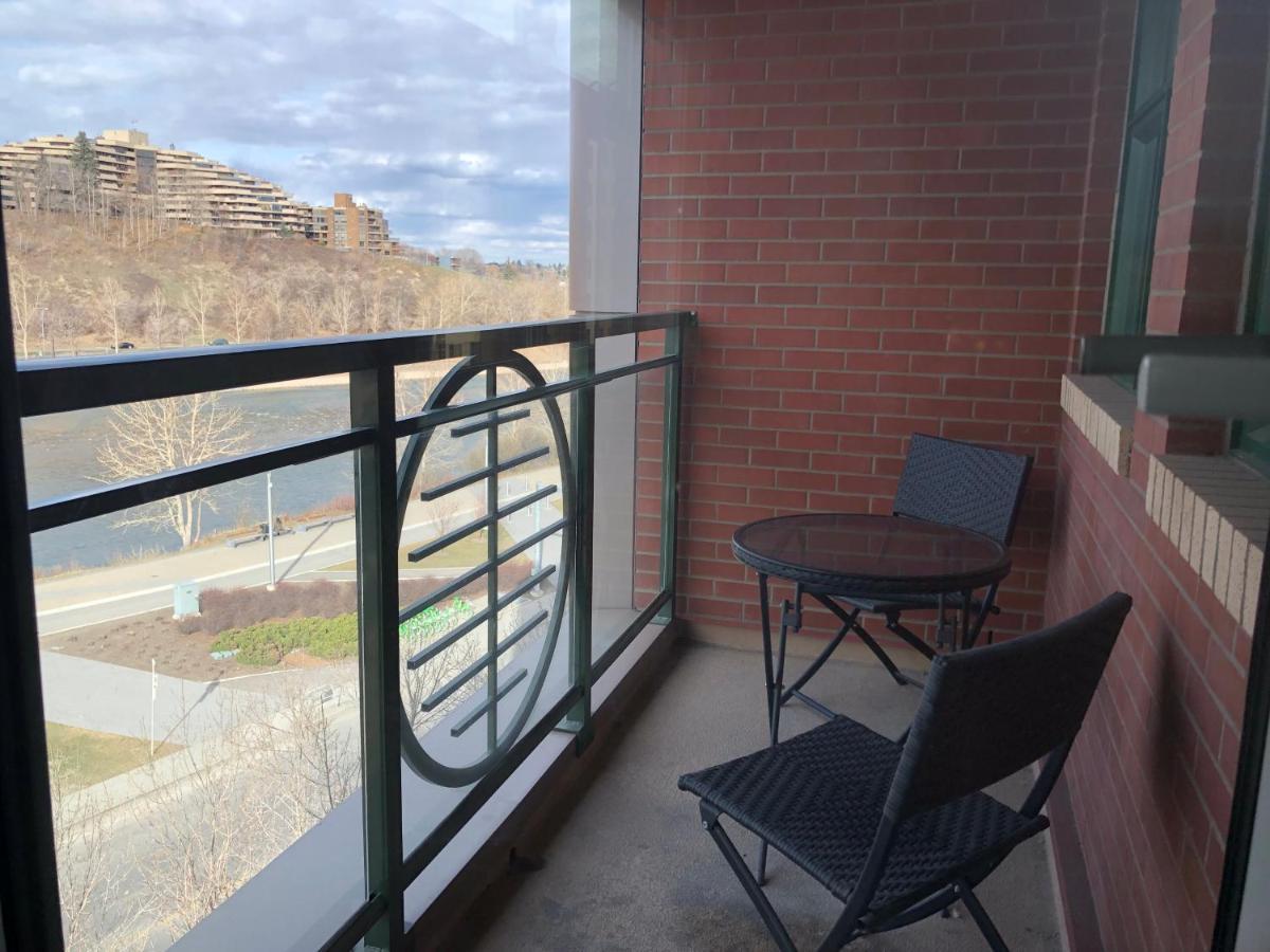 Amicable, Cozy, High Speed Internet, Sleeps 2 Riverview Downtown Apartment คาลการี ภายนอก รูปภาพ