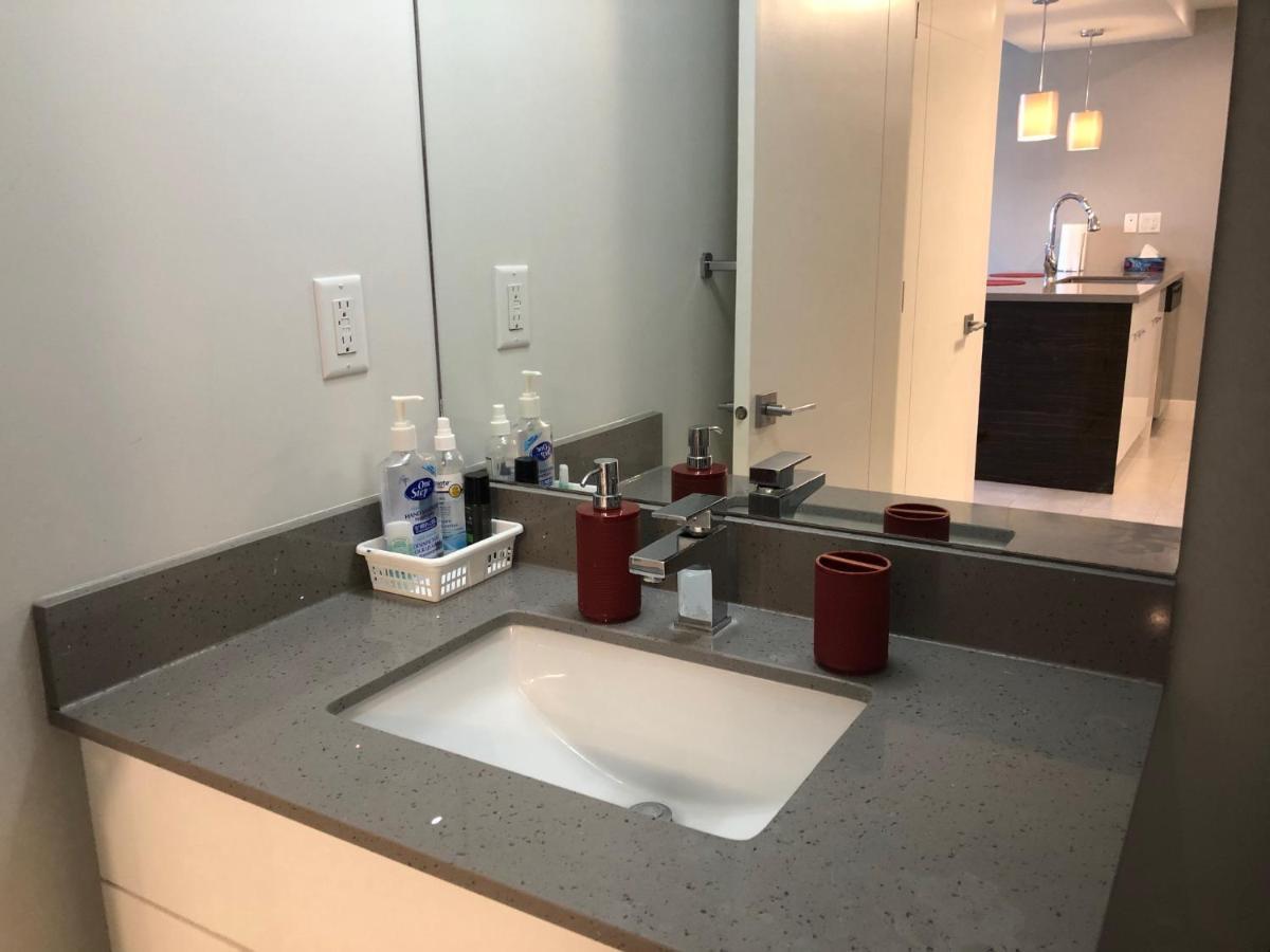 Amicable, Cozy, High Speed Internet, Sleeps 2 Riverview Downtown Apartment คาลการี ภายนอก รูปภาพ